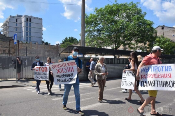 В Одессе перекрыли дорогу в знак протеста против сноса старинных зданий 