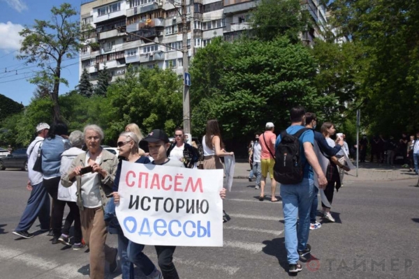 В Одессе перекрыли дорогу в знак протеста против сноса старинных зданий 