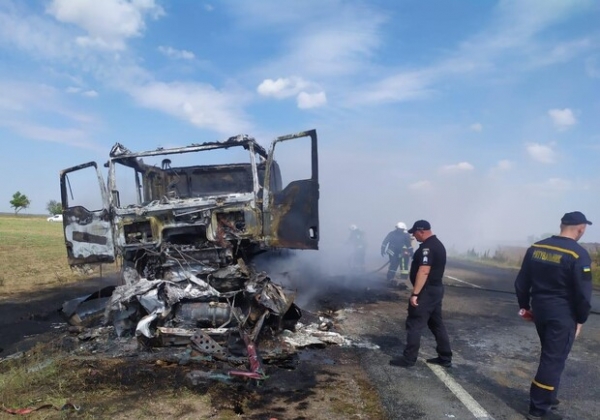 На трассе Одесса-Рени после аварии загорелся грузовик: погибли мужчина и его двухлетний сын