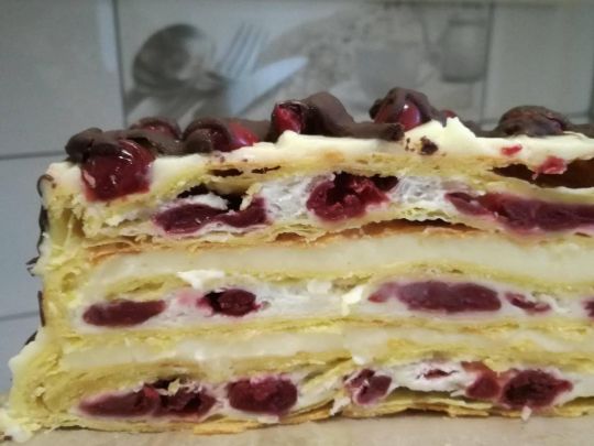 Ніжний вишневий торт з заварним кремом: гості будуть у захваті