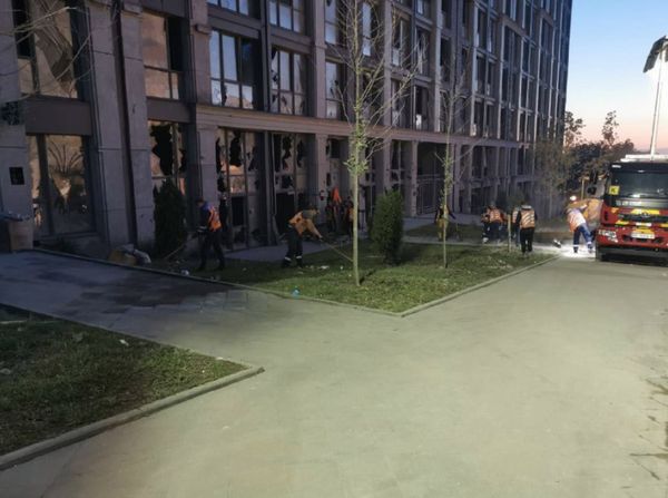 Ракетний удар росіян по Дніпру: пошкоджені житлові будинки, авто, є постраждалі