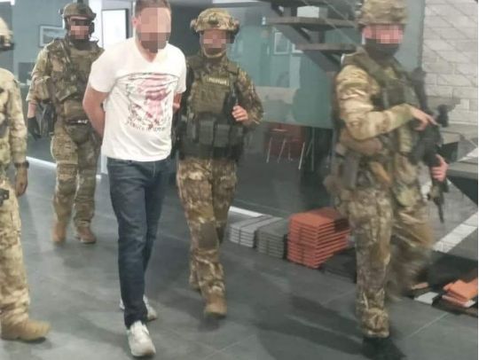 Стрілянина в Києві: чоловік проник в офіс і відкрив вогонь по охоронцям, є поранені