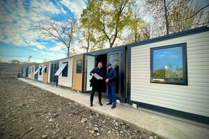 Рядом с парком Савицкого установили десять модульных домов для переселенцев
