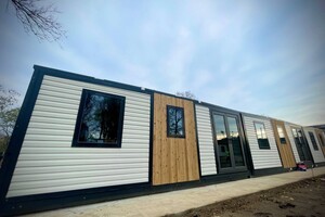 Рядом с парком Савицкого установили десять модульных домов для переселенцев