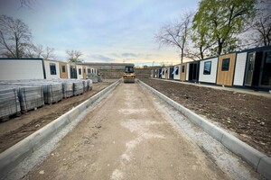 Рядом с парком Савицкого установили десять модульных домов для переселенцев