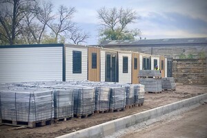 Рядом с парком Савицкого установили десять модульных домов для переселенцев