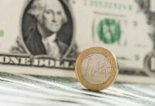 Курс валют в Украине 15 апреля 2025: сколько стоит доллар и евро