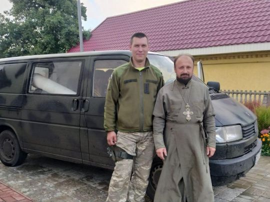 Дорогі джипи й пікапи замість нової церкви: священник з Полтавщини став військовим волонтером