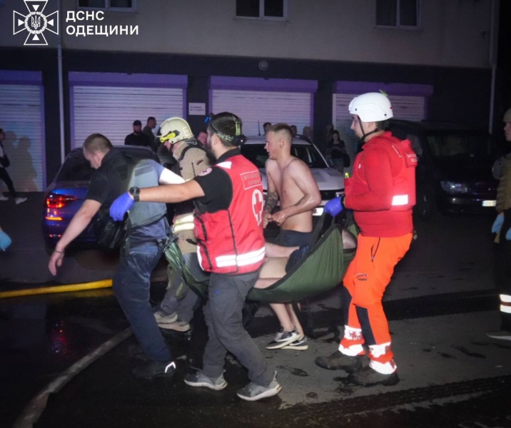 Загинула подружня пара: росіяни вдарили «Шахедом» по багатоповерхівці в Одесі (фото, відео)