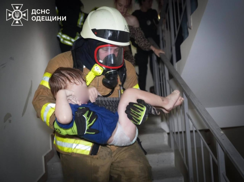 Загинула подружня пара: росіяни вдарили «Шахедом» по багатоповерхівці в Одесі (фото, відео)