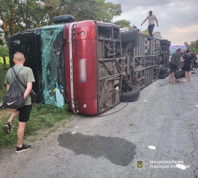 Пекло на трасі: двоповерховий автобус перекинувся на Дніпропетровщині, десятки постраждалих (фото)