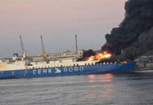 В Одессе после взрывов загорелось судно: травмирован, официальные службы проверяют последствия