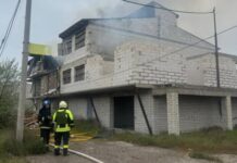 РФ нанесла удар по дому в Одесской области: вспыхнул пожар